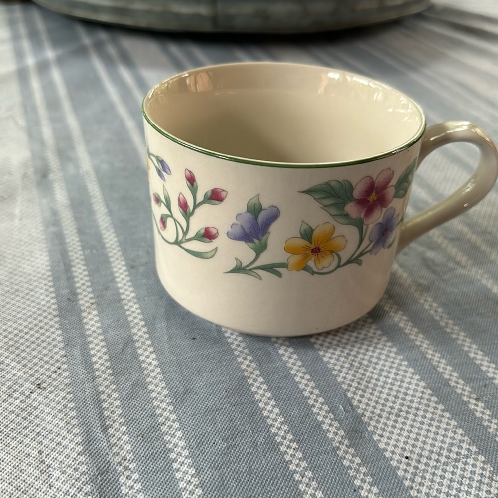 Set of 6 tea/coffee cups.